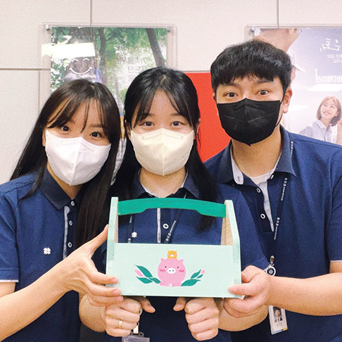 못질하고 색칠하는 동안 즐거운 시간을 보낸 신협직원들. 서류꽂이로 활용한다