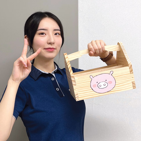 수납과 인테리어 모두 잡을 수 있는 우드캐리어를 만들고 물감으로 신협의 마스코트 어부바를 그렸다
