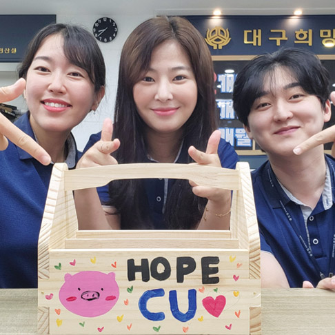 직원들과 열심히 망치질하여 만든 우드캐리어. 분홍 어부바를 그려 포인트를 주었다