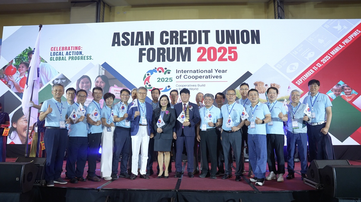 사진4. 9월 11일 필리핀 마닐라에서 개막한 2025 아시아신협포럼에서 한국 신협 관계자들이 기념사진을 찍고 있다