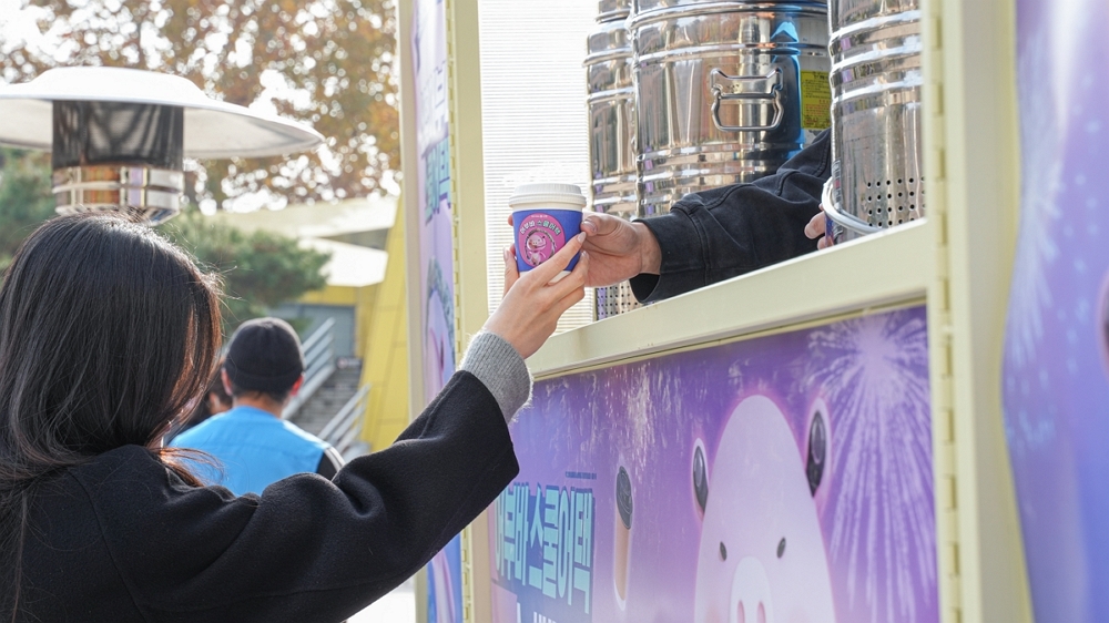 신협 어부바 스쿨어택 현장에서 학생들이 음료를 수령하는 모습